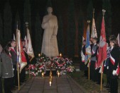 Poczty sztandarowe pod pomnikiem ks. Jerzego Popiełuszki