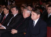 Od prawej: wicestarosta Jacek Stańda, ks. Archiprezbiter Andrzej Surowiec, burmistrz Andrzej Wyczawski, starosta Tadeusz Chrzan | Fot.  Magdalena Rożek