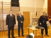 Od lewej: Burmistrz Andrzej Wyczawski, poseł Andrzej Ćwierz, Zenon Binowski podczas wręczenia pucharów