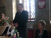 Zastępca burmistrza Bogdan Wołoszyn podczas składania Jubilatom życzeń