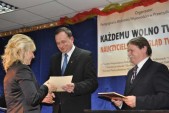 Zastępca burmistrza Bogdan Wołoszyn oraz wicestarosta Jacek Stańda podczas wręczania dyplomów dla uczestników gali