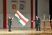 Prezydent Krosna odbiera sztandar Przyjażni Polsko - Węgierskiej od burmistrza Debreczyna