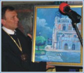 Prezydent Użgorodu Wiktor Pogoriełow prezentuje obraz, który otrzymał od władz Jarosławia. Fot. Zofia Krzanowska