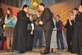Burmistrz Andrzej Wyczawski wręczył dyplom moderatorowi Ruchu Apostolstwa Młodzieży Archidiecezji Przemyskiej, księdzu Janowi Mazurkowi.