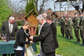 I miejsce dla Karoliny LASEK, która otrzymuje m. in. statuetkę od Jacka Stańdy -  Wicestarosty Powiatu Jarosławskiego i Jana Gąsiora – Członka Zarządu Fundacji Pomocy Edukacyjnej dla Młodzieży im. Heleny i Tadeusza Zielińskich w Jarosławiu | Fot.  Małgorzata Wielgos