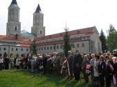 Zebrani goście pod Krzyżem Golgoty Narodów | Fot.  Rafał Żelazo