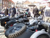 Już na kwadrans przed osiemnastą  Rynek zaczął się wypełniać stylowymi motocyklami i quadami.