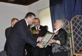 Zofia Garczyńska odbiera z rąk burmistrza Andrzeja Wyczawskiego dyplon uznania.