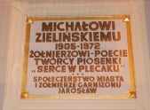 Odrestaurowana tablica pamiątkowa.