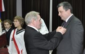 Burmistrz Miasta Jarosławia Andrzej Wyczawski odbiera medal PRO MEMORIA z rąk Janusza Krupskiego