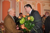 Kazimierz Kopeć przyjmuje gratulacje od burmistrza Andrzeja Wyczawskiego