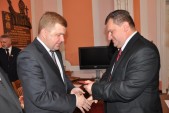 Przewodniczący Rady Miasta Janusz Szkodny przyjmuje Honorową Odznakę 100-lecia JKS