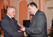 Marian Kozłowski podczas odbierania Brązowej Odznaki "ZA Zasługi dla Sportu"