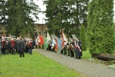 Na placu przed Krzyżem Golgoty Narodów.Sztandary organizacji kombatanckich, szkół i stowarzyszeń.