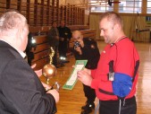 Kapitan drużyny Straży Pożarnej przyjmuje gratulacje  za zajęcie I miejsca.