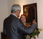 Hołd artystce składa poseł Andrzej Ćwierz, regularnie bywający na wernisażach w jarosławskich galeriach.
