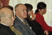 (od lewej) Ks. Prałat Henryk Rykała, doc. dr Stanisław Sobocki - odznaczony "Złotą Odznaką", solistki MOK.