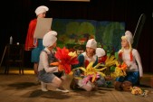 Teatrzyk z SP w Grodzisku G&oacute;rnym (pow. leżajski) - "W świecie smerf&oacute;w".