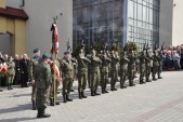 Komapnia Honorowa Wojska Polskiego oddaje salwę honorową