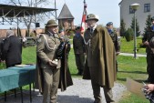 Wręczenie Pucharu Dowódcy Garnizonu Jarosław Szkole Podstawowej nr 4 im. Stefana Żeromskiego w Jarosławiu. | Fot.  M. Rożek