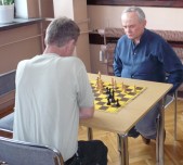 z prawej: Stanisław Nyczaj z Jarosławskiej Sekcji Szachowej - sędzia gł&oacute;wny turnieju | Fot.  Paweł Ostrowski