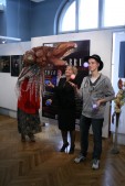 Autorka Projektu Zofia Kolasa wraz z Sylwią Gawurą (skrytą za figurą ptaka "Dziub-dziuba" ) i Gabrielem Brudniakiem, młodym żonglerem.