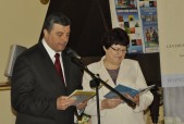 Burmistrz Andrzej Wyczawski oraz Anna Korczewska - prezes Towarzystwa Przyjaciół Dzieci w Jarosławiu.