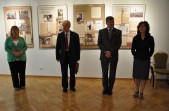 Od lewej: Elżbieta Piekarska - opiekun galerii, Waldemar Mikołowicz, Andrzej Buczek - przewodniczący ZR Ziemia Przemyska NSZZ "Solidarność", Iwona Turek - dyrektor CKiP.