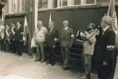 Uroczystość otworzył Stanisław Kostka (pierwszy z prawej) żołnierz AK, więzień jarosławskiego UB, wywieziony do sowieckich łagrów. Z lewej Stanisław Staniszewski, członek Komitetu Organizacyjnego (trzyma tubę) oraz AK-owcy.