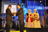 Przewodniczący NSZZ "Solodarność" Region Ziemia Przemyska odbiera nagrodę z rąk burmistrza Andrzeja Wyczawskiego.