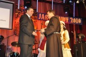 Ojciec Józef Kiełbasa, Gwardian Klasztoru p.w. Trójcy Świętej w Jarosławiu, odbiera nagrodę z rąk burmistrza Andrzeja Wyczawskiego.