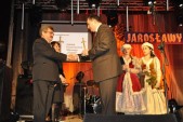 Marian Szarek, współwłaściciel Zakładu Przetwórstwa Mięsnego "SZAREK" odbiera z rąk burmistrza Andrzeja Wyczawskiego honorową nagrodę "Jarosława 2010".