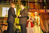 Mariusz Mituś, przewodniczący Zarządu Koła PSOUU w Jarosławiu odbiera nagrodę z rąk burmistrza Andrzeja Wyczawskiego.