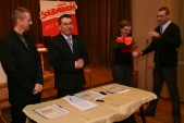 Pani Małgorzata Gliwa otrzymuje kwiaty od prowadzącego spotkanie przewodniczącego Komisji Oddzialowej NSZZ "Solidarność" w MOK Andrzeja Zgryźniaka.