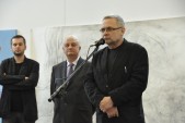 Prof. Jacek Rykała – prorektor ds. nauczania i współpracy z zagranicą ASP w Katowicach. W tle od lewej: Grzegorz Hańderek – Dziekan Wydziału Artystycznego, Krzysztof Szczepaniak - Główny Wizytator CEA.