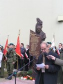 Syn Stanisława Byliny Andrzej pod tablicą wspominał chwile spędzone w Jarosławiu podczas II wojny światowej.