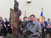 Przy pomniku Burmistrz Miasta Janusz Dąbrowski. Fot. Iwona Międlar.