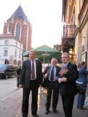 Od lewej: zastępca burmistrza Bogdan Wołoszyn, przewodniczący RM Jarosław Pagacz oraz Honorowy Członek Stowarzyszenia Wiktor Bojarski.