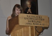 Alexandra w oczekiwaniu na wywiad z Achillesem