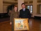 Burmistrz Janusz Dąbrowski wręczył pani wojewodzie obraz przedstawiający Ratusz i kamienicę Orsettich
