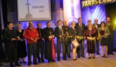 Wszyscy laureaci wraz z burmistrzem Andrzejem Wyczawskim.