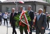 Złożenie kwiatów pod pomnikiem...
