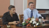 Robert Korzeniowski i burmistrz Andrzej Wyczawski podczas konferencji prasowej w sali narad ratusza 31 lipca br. | Fot.  Monika Polita
