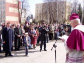 Biskup Adam Szal poświęcił obiekt i udzielił błogosławieństwa wszystkim zgromadzonym na placu. Fot. Iwona Międlar