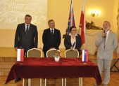 Uroczyste spotkanie Burmistrza, Rady Miasta i przedstawicieli Urzędu Miasta Jarosławia z delegacją ze Słowacji odbyło się w Sali Lustrzanej.