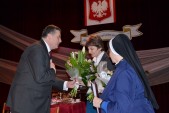 Burmistrz wręcza kwiaty prezes TPAJ Ewie Dziaduś oraz s. Bernadetcie Lipian.