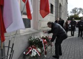 Sekretarz Jan Biłas złożył kwiaty pod tablicą upamiętniajacą XX-letnią rocznicę wyjścia z Ziemi Jarosławskiej Kompanii Legionowej w boje o wolność Ojczyzny usytuowanej na budynku Miejskiego Ośrodka