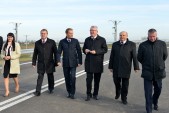 Od lewej: wojewoda M. Chomycz-Śmigielska, wicestraosta J. Szkoła, premier D. Tusk, poseł T. Kulesza, wiceburmistrz S. Misiąg oraz rzecznik rządu P. Graś.