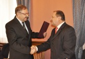 Gratulacje w imieniu burmistrza dyrektorowi S. Słocie złożył Jan Biłas.