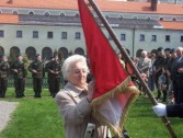 Prezes Związku Sybiraków w Jarosławiu Zofia Garczyńska dekoruje Odznaką Sybiraka sztandar Szkoły Podstawowej nr 4 im. S. Żeromskiego w Jarosławiu